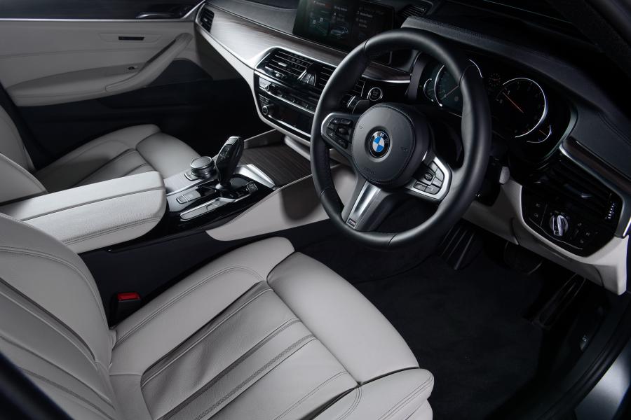 Интерьер BMW 540i Sedan M Sport 2017 года  (SG) (фото 4 из 6)
